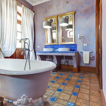 La Casona De *